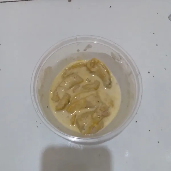 Masukkan cumi pada tepung dan aduk rata.