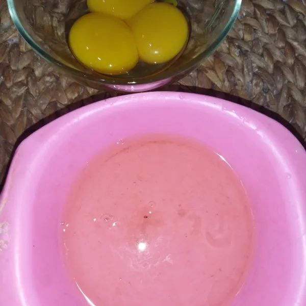 Pisahkan kuning telur dan putih telurnya.