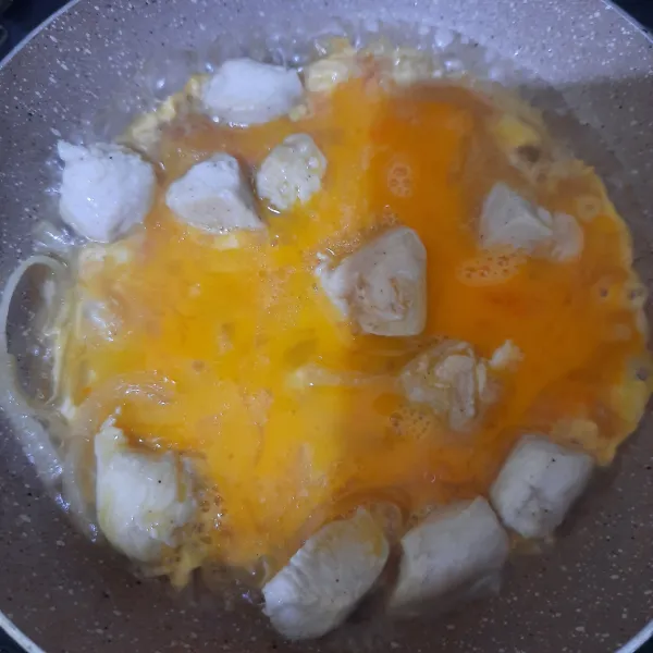 Masukkan kocokan telur ke dalam ayam yang masih berkuah, aduk perlahan.