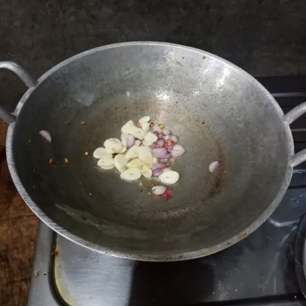 Siapkan wajan, tumis bawang putih dan bawang merah sampai harum lalu masukan irisan cabe, lengkuas.