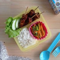 Bekal Nasi Cah Sayuran Dan Sate Tempe #MISIHARIANAKNASIONAL