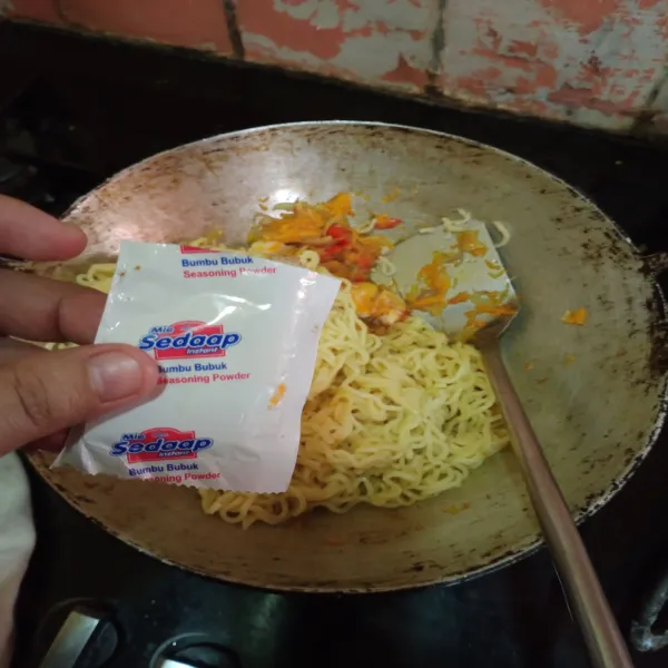 Lalu masukkan mie beserta bumbu, aduk-aduk, cek rasa, sajikan.