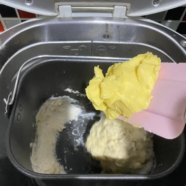 Setelah 2 menit, masukkan mentega dan tutup kembali.