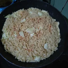 Siapkan fry pan panas, tambahkan sedikit minyak. Tuang adonan mie telur. Masak hingga matang. Jangan lupa dibalik ya.