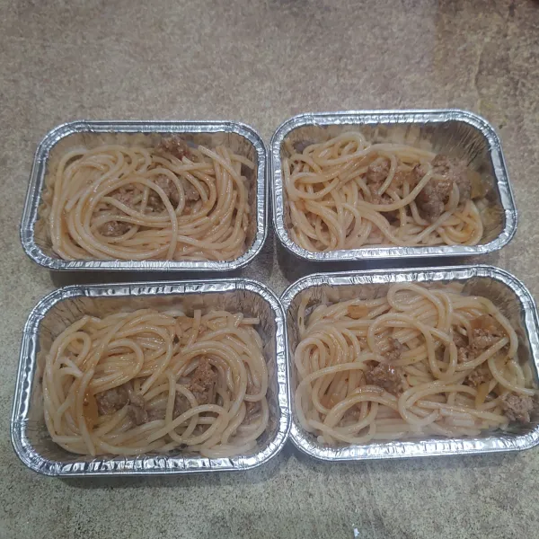 Siapkan wadah almunium foil, lalu masukkan spaghetti ke dalam wadah.
