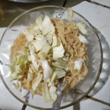 Tambahkan mie rebus dan kubis. Aduk rata.