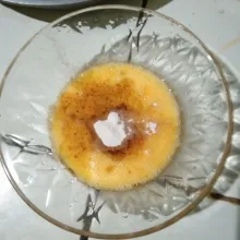 Tambahkan bumbu dari mie instant. Kocok kembali adonan telur hingga tercampur rata.