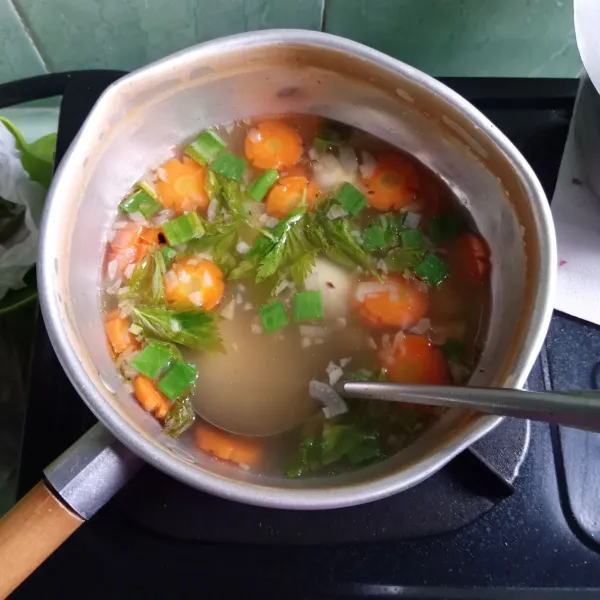 Bumbui gula, garam, lada bubuk, kaldu jamur. Masukkan seledri dan daun bawang. Koreksi rasa.