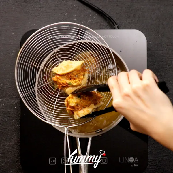 Panaskan minyak dalam frying pan, goreng tahu walik isi mie hingga kecoklatan dan matang, sajikan.