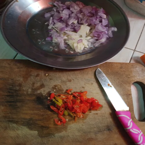 Iris semua bahan, parut wortel, iris juga udang, sisihkan.