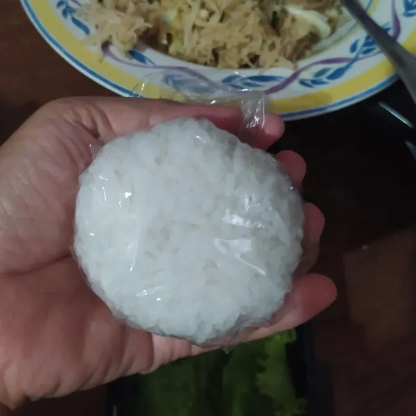 Ambil secukupnya nasi panas, dan bentuk bulat pipih.