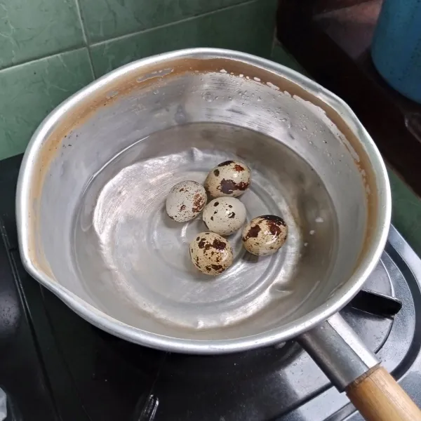 Rebus telur puyuh 10 menit lalu kupas.
