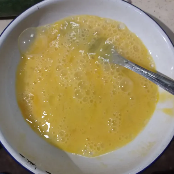 Kocok lepas telur dan garam, lalu goreng sampai kedua sisi matang.