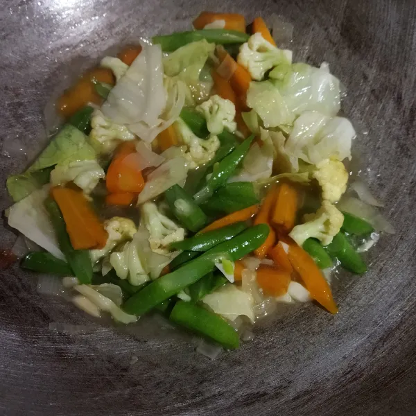 Kemudian masukan sisa sayuran, aduk-aduk dan masak sampai sayuran matang namun tetap Crunchy. Angkat dan sisihkan.