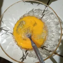 Siapkan mangkuk. Pecahkan 2 butir telur. Tambahkan garam, kocok hingga tercampur rata.