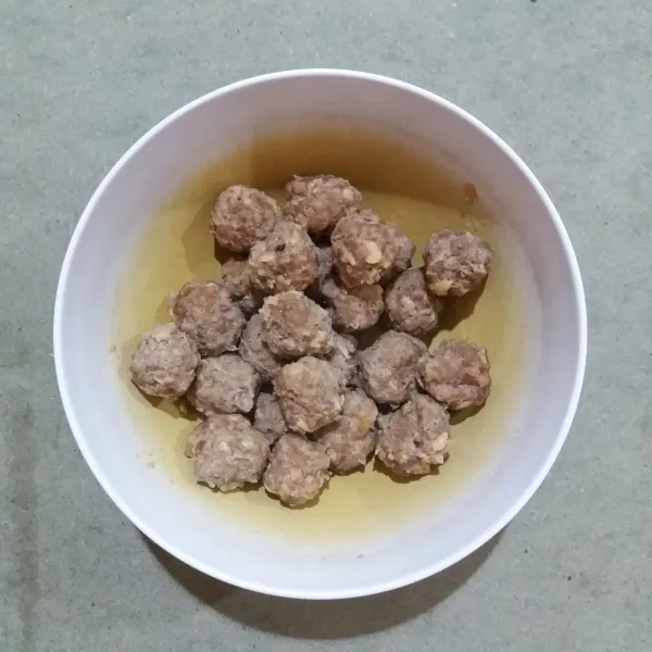 Masukkan bola daging ke mangkuk.