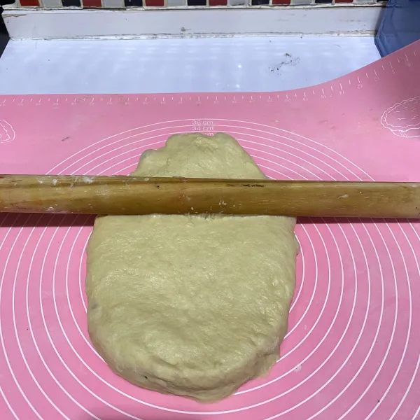 Lalu angkat adonan, pipihkan dengan rolling pin dan gulung kembali.