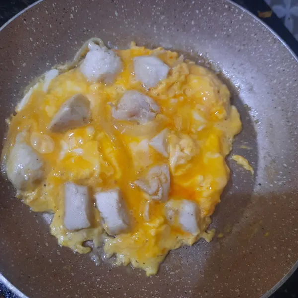 Masak telur sampai kematangan yang diinginkan. Sajikan telur ke atas nasi yang disusun di kotak bekal anak. Sajikan bersama brokoli rebus.