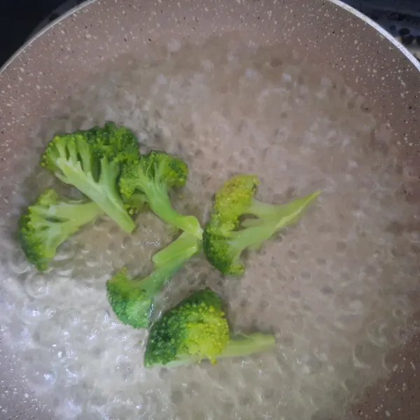 Rebus brokoli di air mendidih, tambahkan garam. Setelah 2 menit angkat dan rendam di air es agar tetap hijau cantik. Lap dengan tissue dapur agar tidak berair ketika dimasukkan ke kotak bekal.