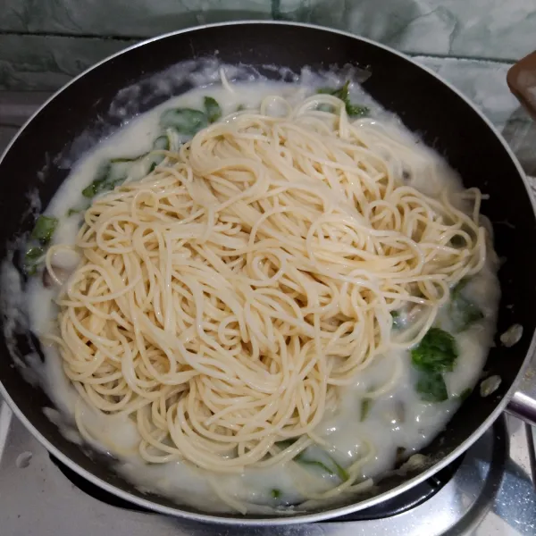 Masukkan spaghetti, aduk rata lalu angkat dan sajikan dengan taburan parsley kering.