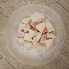 Campurkan tepung maizena dan kaldu jamur, baluri merata ke tahu dan sosis.
