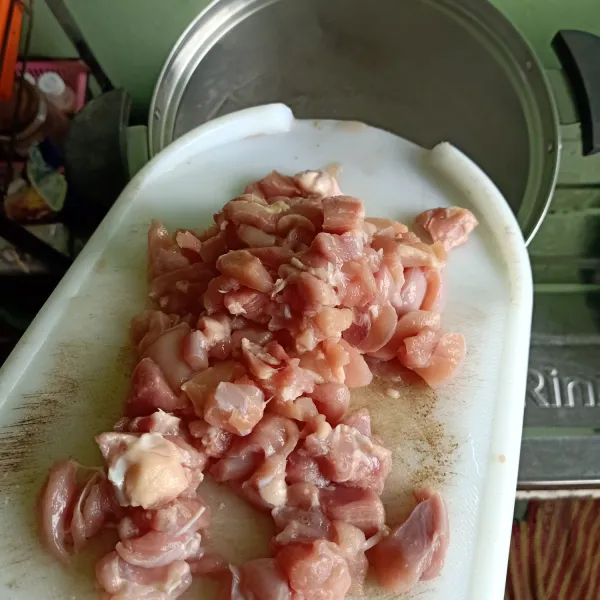 Siapkan panci lalu isikan air, setelah air mendidih masukkan filet dada ayam, rebus sampai setengah matang.