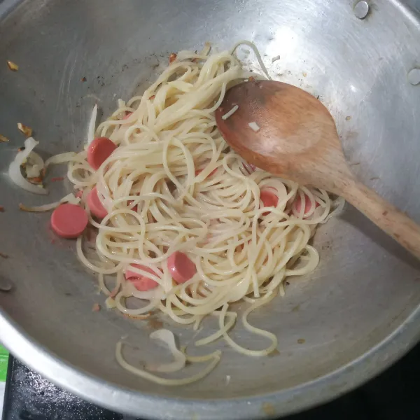 Masukkan spaghetti, aduk rata.