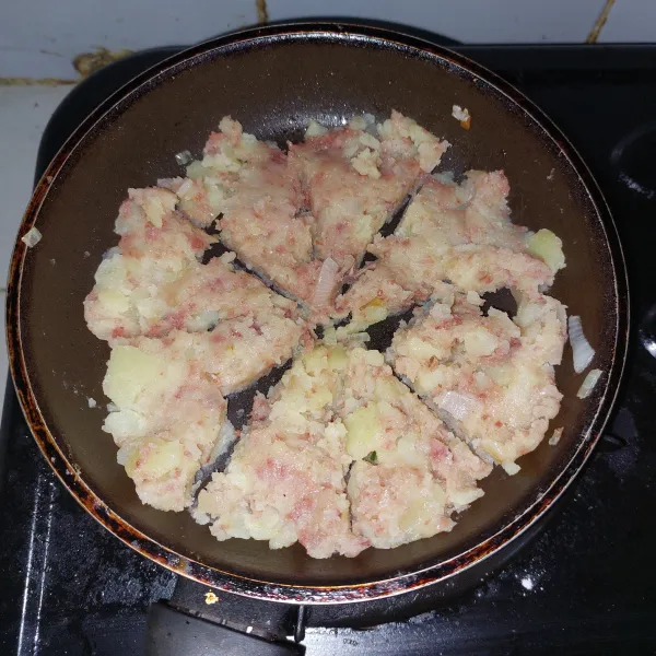Korokke: Rebus kentang, lalu hancurkan. Tumis bawang bombay dan kornet, lalu tambahkan kentang tadi. Aduk rata. Bagi menjadi 8 bagian sama rata.