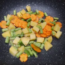 Masukkan kentang, wortel dan buncis. Tumis sebentar, masukkan air lalu masak sampai mendidih.