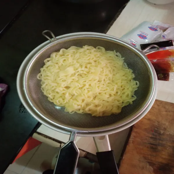 Rebus mie, tiriskan.