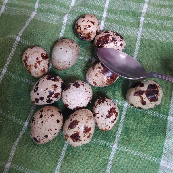 Tiriskan telur, lalu pukul-pukul dengan sendok supaya retak.