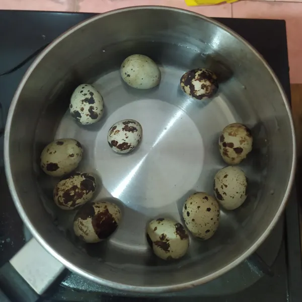 Rebus air hingga mendidih, beri ½ sdt garam, aduk rata, lalu masukkan telur puyuh. Rebus selama 8 menit dengan api sedang.