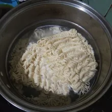 Siapkan air di panci. Rebus 2 keping mie instant. Angkat dan sisihkan.