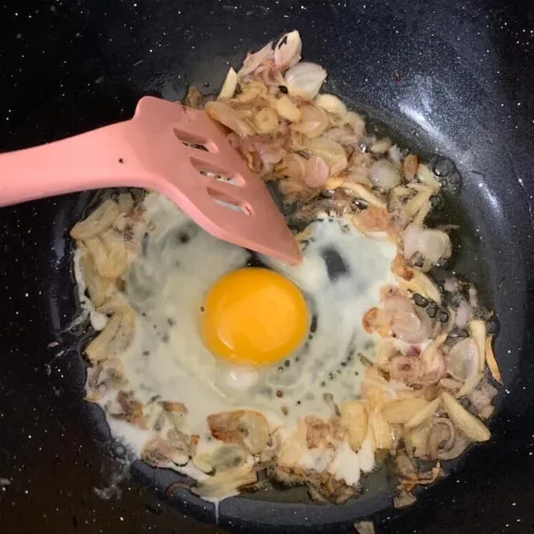 Tumis bawang putih dan bawang merah hingga wangi, tambahkan telur lalu orak-arik telur.