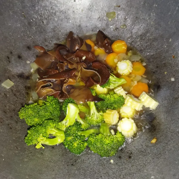 Lalu masukkan brokoli, jagung putren dan janur kuping, aduk rata, masak hingga sayurannya matang, atau sesuai selera.