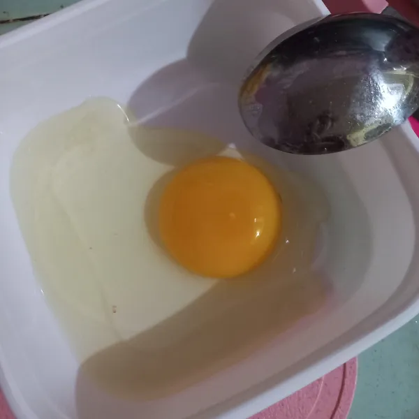 Kocok lepas telur, bagi dua. Untuk campuran dan baluran.