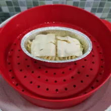 Panaskan kukusan, kemudian kukus hingga matang.