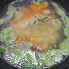 Bumbui garam dan kaldu jamur, aduk rata sambil koreksi rasa sesuai selera.