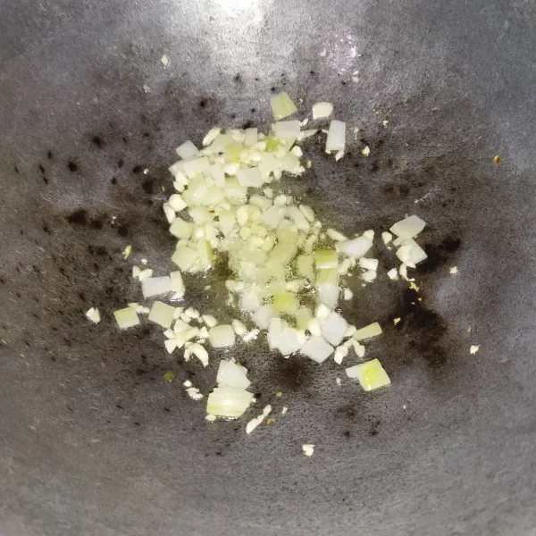 Panaskan minyak goreng sekitar 1 sdm, lalu tumis bawang putih dan bawang bombay hingga harum.