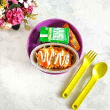 Beri mayonnaise dan saos tomat di atas telur kukus, sajikan di dalam lunch box, lengkapi dengan susu dan saos tomat tambahan.