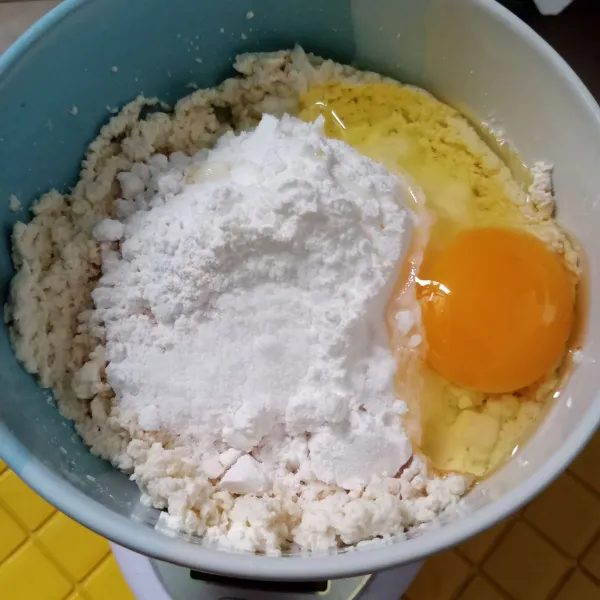 Masukkan telur, tapioka, maizena, garam dan bawang putih bubuk, aduk-aduk hingga tercampur rata