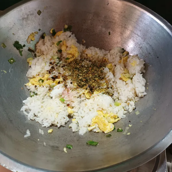 Kemudian masukkan nasi dengan tambahkan nori bubuk, kaldu jamur,lada bubuk dan garam secukupnya. Aduk rata.