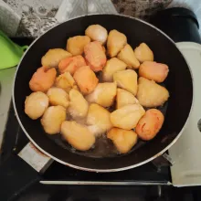Goreng tahu dan sosis hingga garing.