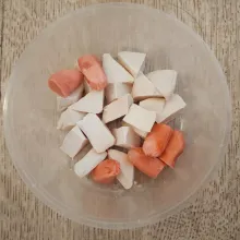 Potong tahu dan sosis kecil-kecil.