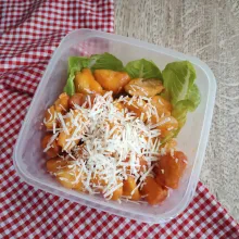 Sajikan di wadah bekal, dan beri parutan keju.