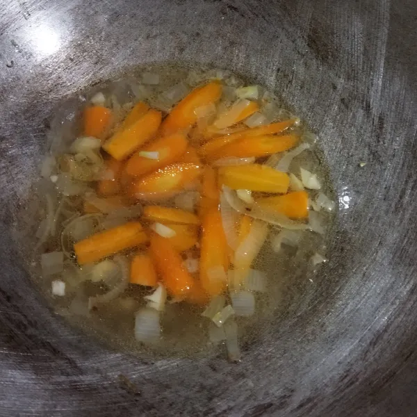 Masukan wortel dan tuangi air. Beri garam, kaldu jamur dan gula pasir. Didihkan kemudian koreksi rasa.