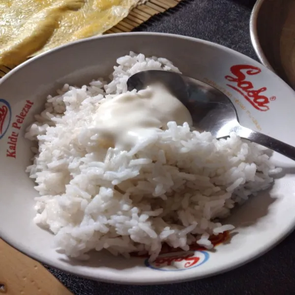 Campur nasi putih dengan mayonnaise.