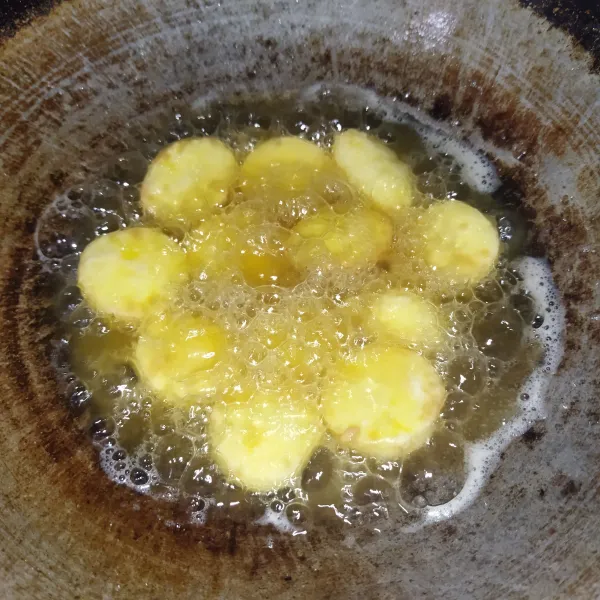 Siapkan tofu, potong sesuai selera, lalu lapisi tofu dengan tepung maizena, lalu goreng tofu hingga matang.