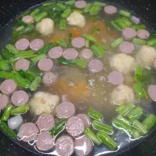 Masukkan sosis, pentol ayam, irisan daun bawang dan seledri. Masak sampai sayuran matang. Ambil kotak bekal, isi dengan nasi putih, nugget goreng dan buah pepaya. Tambahkan sayur sop di wadah anti tumpah. Bekal siap dibawa sekolah.