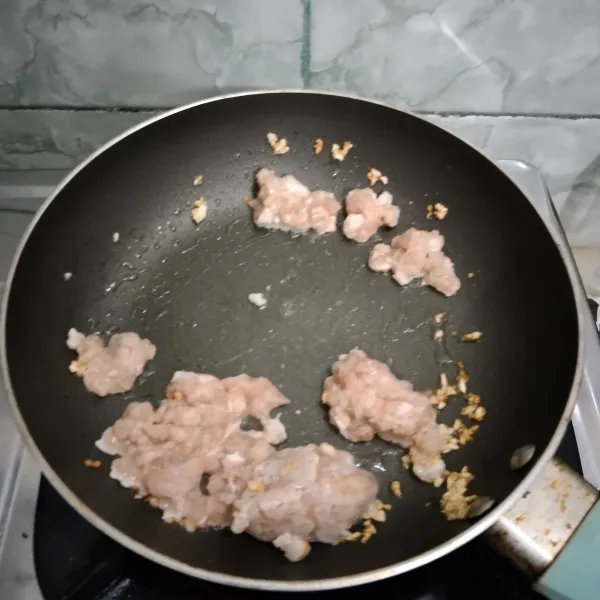 Masukkan daging ayam, aduk rata hingga berubah warna, beri garam, masak hingga matang lalu sisihkan.